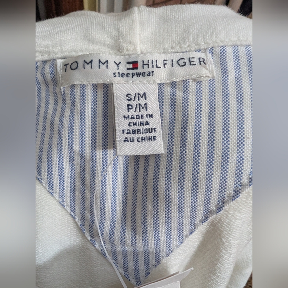 NWT Tommy Hilfiger Hooded Bathrobe - Picture 5 of 6